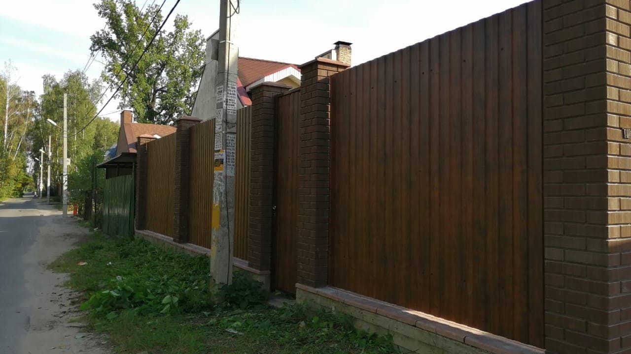 Установка забора из профнастила под ключ в Москве