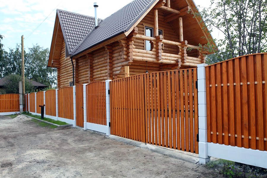 Забор из деревянного штакетника для коттеджа