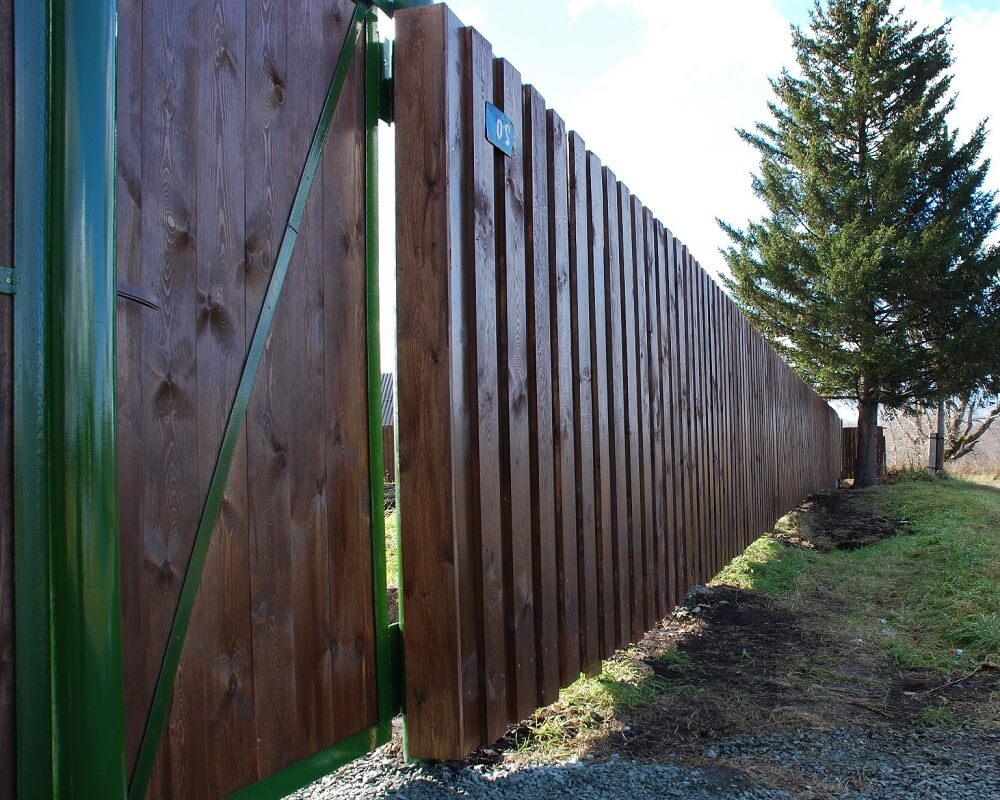 деревянный забор покрытый лаком