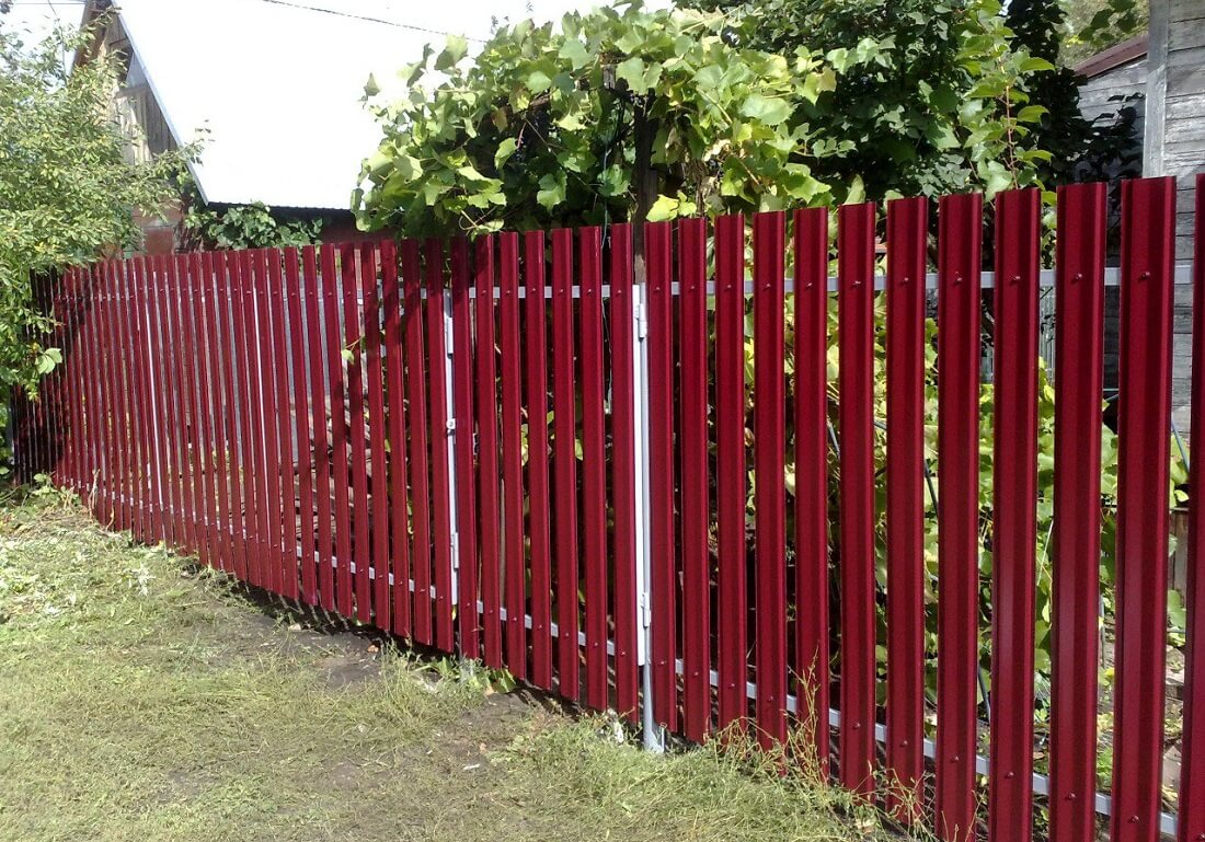 красный забор