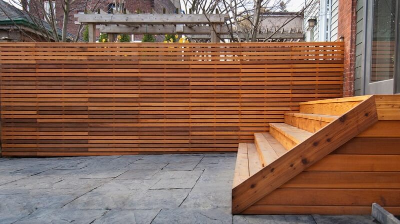 многоуровневый деревянный забор