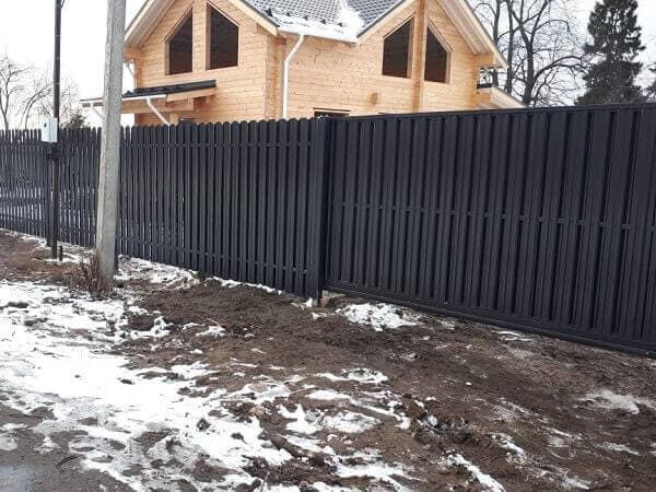 Забор из евроштакетника под ключ в Москве с установкой
