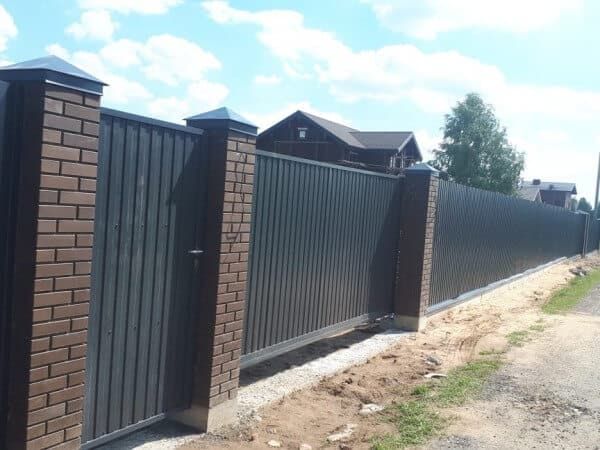 Установка забора из профнастила под ключ в Москве