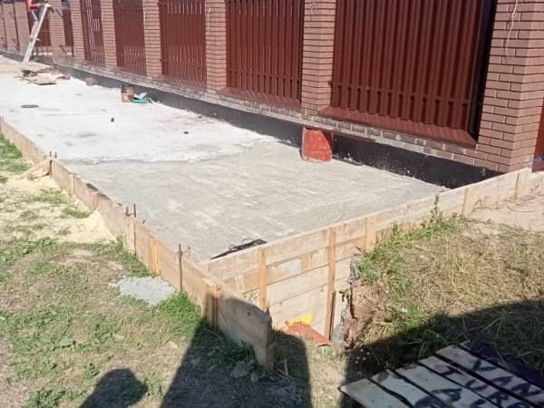 Ленточный фундамент для забора на заказ по выгодной цене в Москве