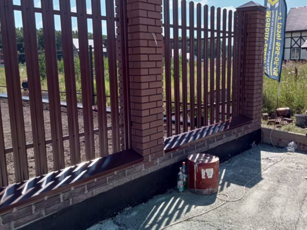 Забор из металлического евроштакетника с установкой под ключ, цены в Москве
