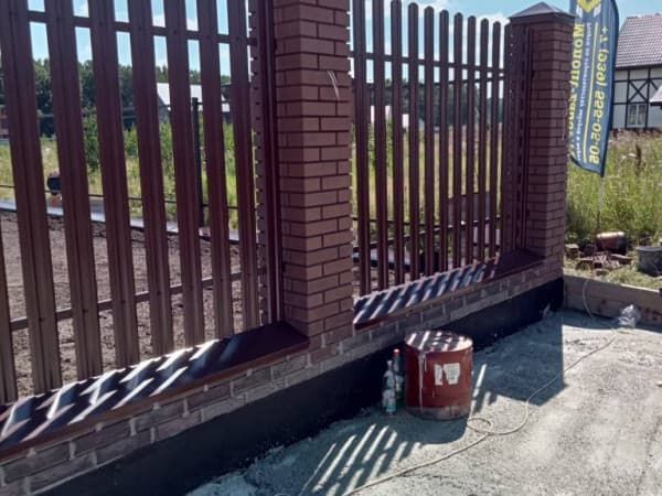 Забор из евроштакетника под ключ в Москве с установкой