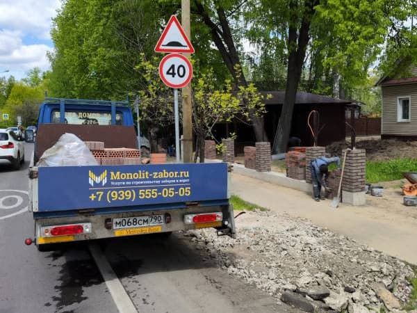 Забор из металлического евроштакетника с установкой под ключ, цены в Москве