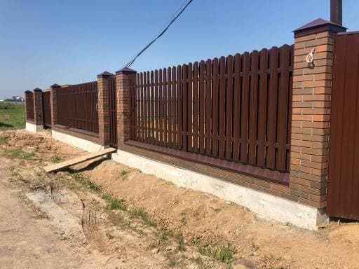 Забор из евроштакетника под ключ в Москве с установкой