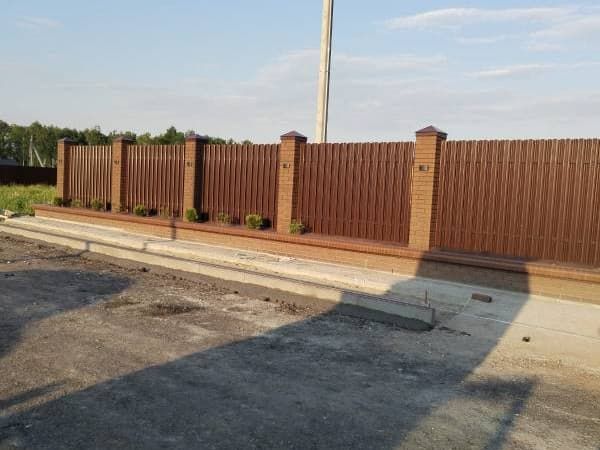 Забор из евроштакетника под ключ в Москве с установкой