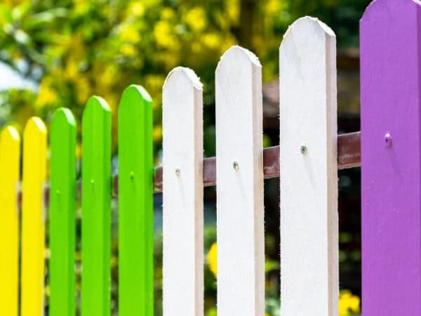Чем лучше покрасить деревянный забор
