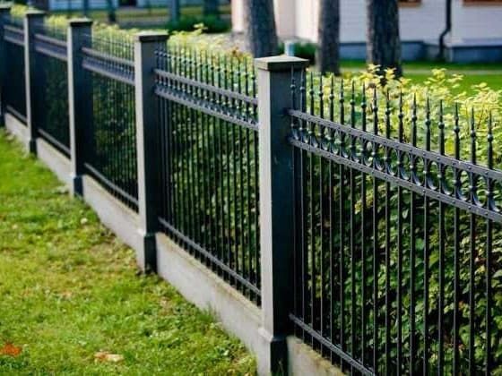 Как и чем покрасить металлический забор?