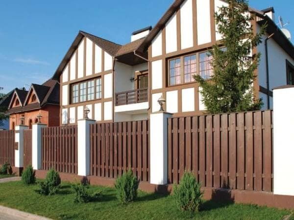 Как выбрать забор для загородного дома