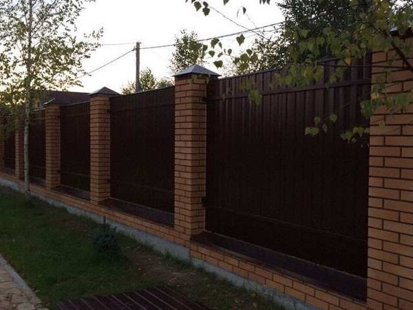 Забор комбинированный темный
