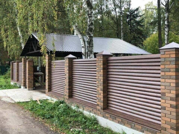 На каком расстоянии от забора можно строить гараж