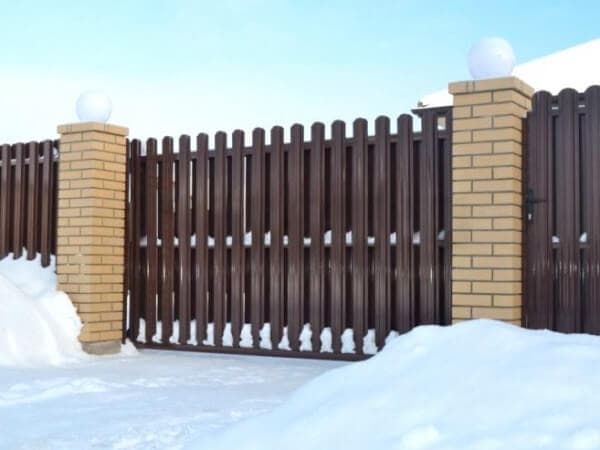 Можно ли устанавливать заборы зимой?