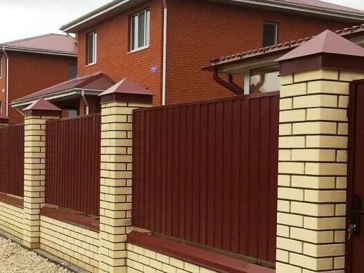 Забор из кирпича и профнастила