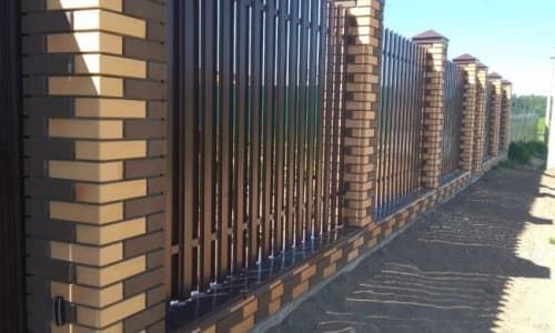 Забор из металлического евроштакетника